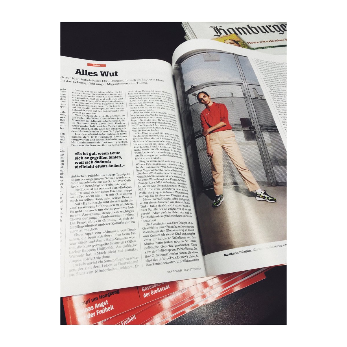 Der Soundtrack zur Identitätsdebatte: Ebru Düzgün, die sich als Rapperin Ebow nennt, macht das Lebensgefühl junger Migrantinnen zum Thema. Im neuen <a href="/DerSPIEGEL/">DER SPIEGEL</a>. bit.ly/2TL12Br