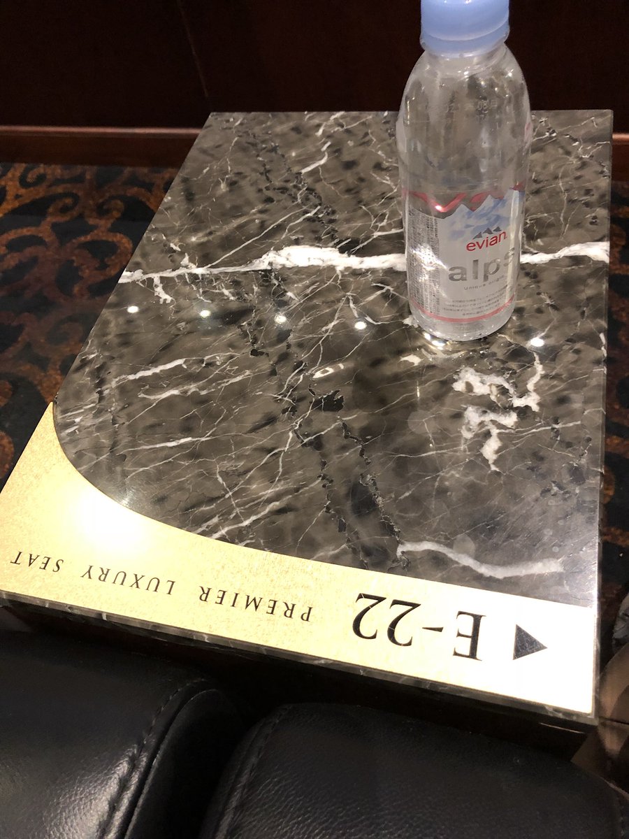 試写会舞台挨拶で草刈さんが気付いてピッと指差してくださいました〜??????というか最前、草刈さんの目の前のお席でした…???夢まぼろしでなければたぶん三谷さんと斉藤さんも気付いて笑ってくださったような。思い切って描いていって良かった…??? #記憶にございません 