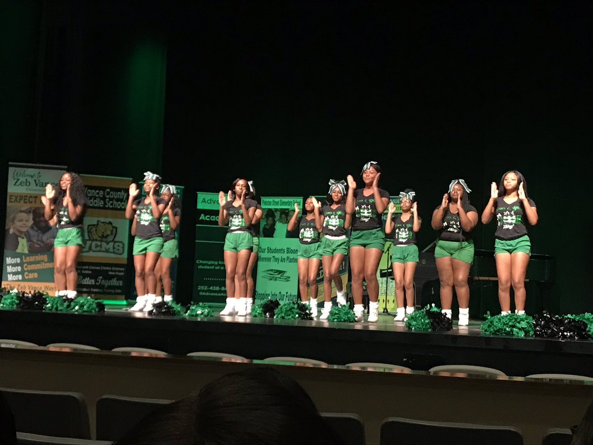 pamelalhuff's tweet photo. #VCSTogetherWeWin #VCHSCheerleaders https://t.co/qbMR4tOI0l