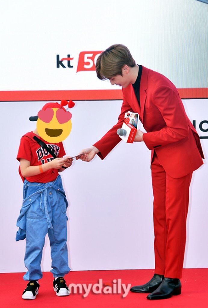 just_dani_u's tweet photo. 대한민국 넘버원 셀럽 강다니엘
190819
#강다니엘 #KangDaniel #redonme
#カンダニエル #คังแดเนียล #姜丹尼尔 #КангДаниэль #녤 #KT런칭쇼 https://t.co/8FZ8QCnaxp