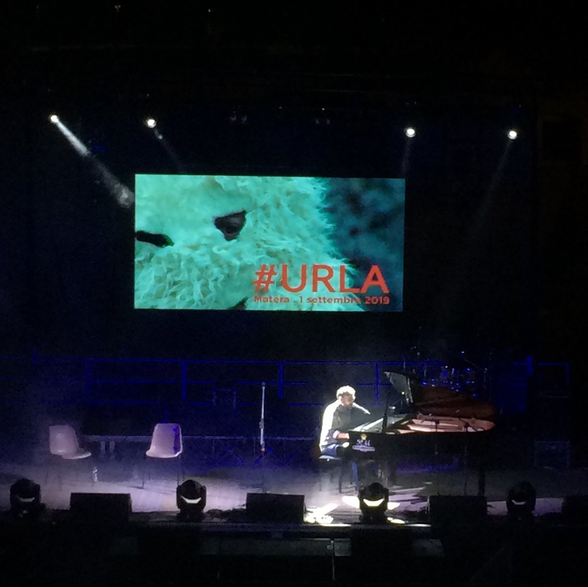a8enga's tweet photo. #roadTo #OpenSoundFestival @BrunoriSas urla la sua malinconica fiducia nell’uomo, nelle storie e in quelle "cinquemila voci che diventano una sola", in serate intime ed emozionanti come quella di ieri notte al #MetapontoBeachFestival #URLA #OSA #OSF19 #LIVEINLEVIS #Matera2019 https://t.co/kBLrRbcYiG
