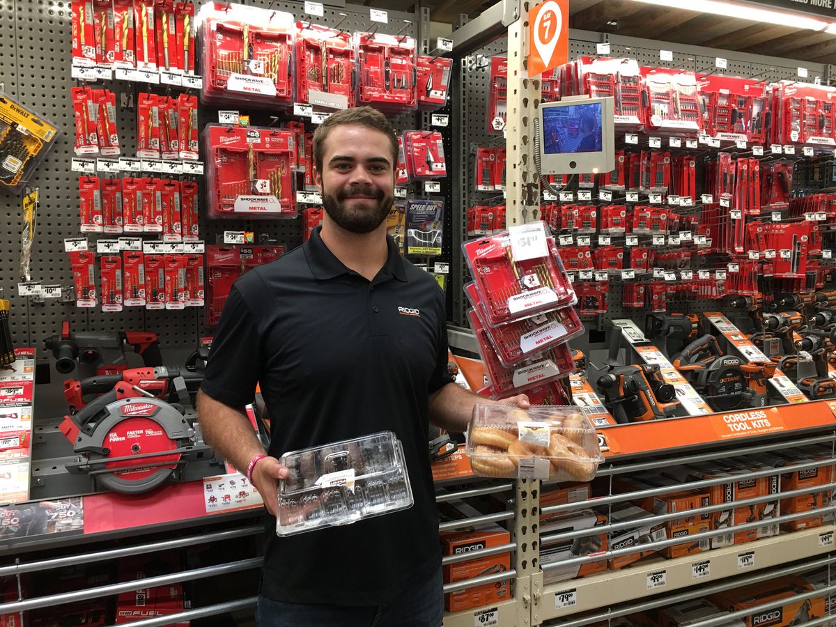 thump1828's tweet photo. Milwaukee rep Jamin bringing the sweets! Thank you #555🏅🔩🛠 https://t.co/RcKHzmUaCY