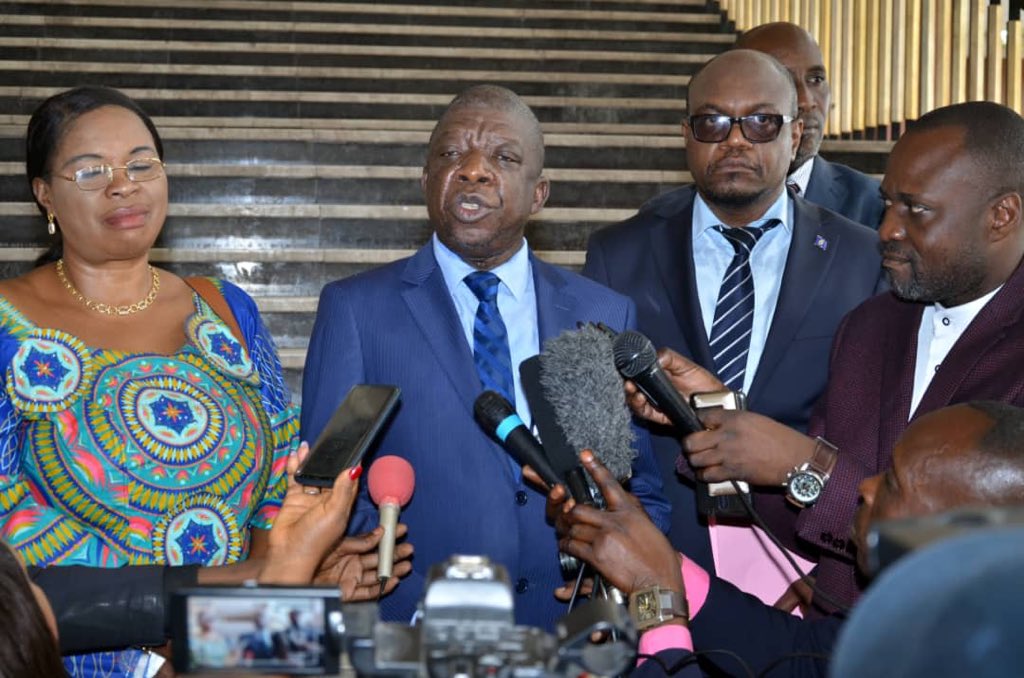 Envol_Rd_Congo's tweet photo. Le SG de l’@Envol_Rd_Congo Hon. Jean-Marc MAMBIDI et le SGA Hon. SImon MULAMBA, accompagnés des cadres du parti ont déposé suite au dernier Bureau politique du parti une proposition de loi de révision de la Constitution à l’AN. Il faut les soutenir. @StanysBujakera @soniarolley https://t.co/EK3M404O9S