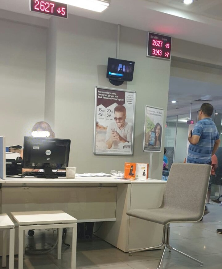 Kadının 10 dakikadır müşterisi yok; ama kimse koltuğa oturmadı, kimse kadına tuvaletin yerini sormadı, vezne nerde diyen yok, benim sıram geçti mi diye gelen yok, herkes insan gibi monitörü takip ediyo.
MADEM BU KADAR MEDENİ OLABİLİYONUZ NEDEN HASTANEDE BİZİ ÇİLEDEN ÇIKARIYONUZ😔