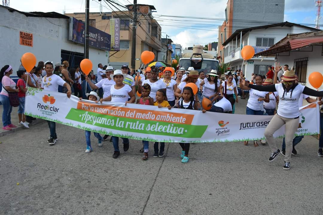 futuraseo's tweet photo. Futuraseo, orgullosamente una empresa antioqueña. En el desfile de la Antioqueñidad realizado en Apartadó acompañamos con la alegría de nuestros talentos, exaltando la tradición del territorio. 
 Prestamos el servicio de aseo en #Urabá y #BajoCauca con calidad.
@alcaldeapartado https://t.co/iP0Xnfdaxd