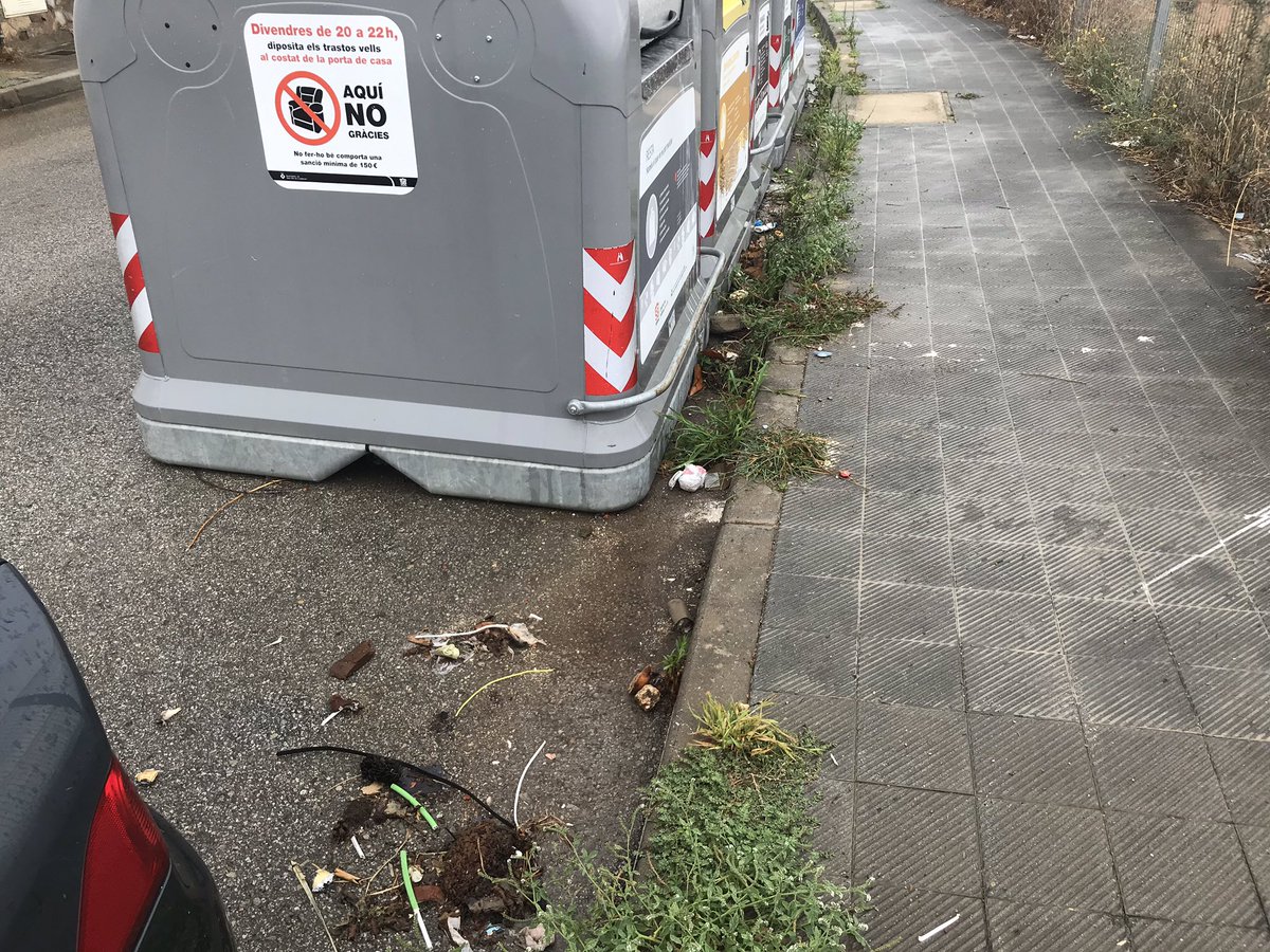 CosintBarris's tweet photo. els Barris de Muntanya no són cap prioritat per a @AjSantBoi. 
Deixadesa alarmant, poca vigilància, brutícia, herbes, males comunicacions. La regidora @antoniabarrag10 ni es preocupa. @LluisaMoretSabi solucions https://t.co/unQWqa8Obg