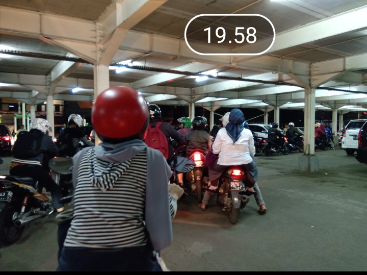 abangabdulloh's tweet photo. Tolong dong pelayanan ditingkatkan masa mau keluar parkir macet begini @CommuterLine https://t.co/QPCC1y7cJv