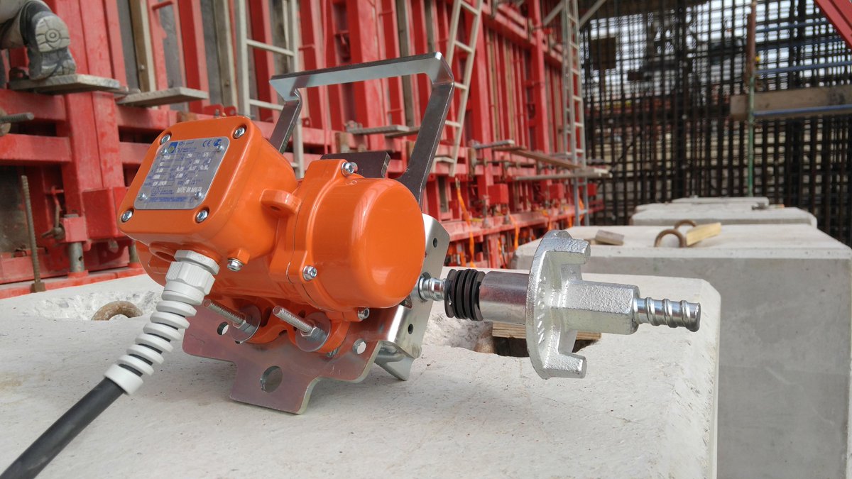 OVibrations's tweet photo. Formwork in wood or steel?
OLI MVE 290/6 along with our clamp is the real deal.

#concreteconstruction #goodvibrations #oli #concreteconsolidation #constructionindustry #formworks #concretewall #mould https://t.co/zS5DcFNKHq