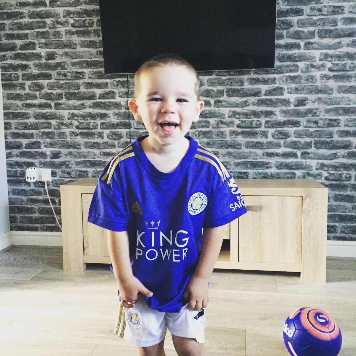 craigfox01's tweet photo. My first football kit had to be LCFC with Vardy 9!! Could you please wish our son, Cruiz a Happy 3rd Birthday,  @vardy7 https://t.co/CXNacu1rQD