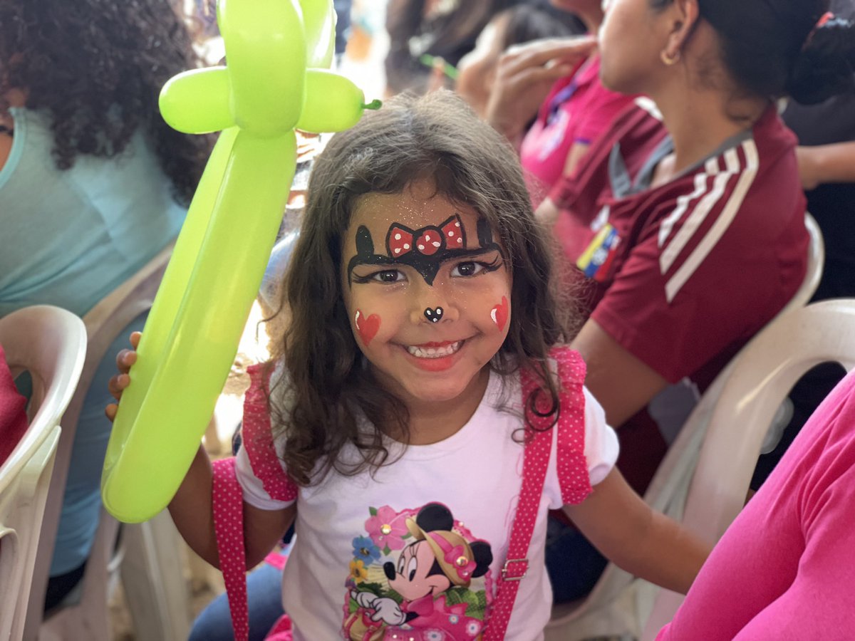 ¡Feliz inicio de semana! ☀️🇻🇪 

Hoy continuamos desplegados por toda Venezuela, brindándole #AtenciónIntegralParaElPueblo cumpliendo orientaciones del Pdte <a href="/NicolasMaduro/">Nicolás Maduro</a> para consolidar la tranquilidad y la suma felicidad en nuestra nación.

¡Venceremos! 💪🏽❤️👪