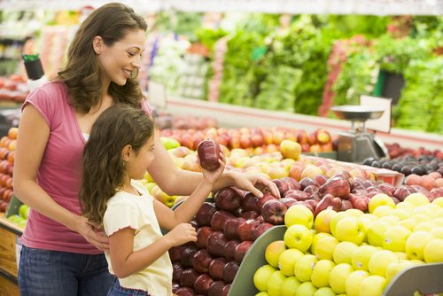 MelissaJoyRD's tweet photo. If half of all Americans added one more serving of fruits and veggies in their daily diet, 20,000 cancer cases could be prevented annually. https://t.co/WATATDrIPF #factsnotfears #2019MarkonSummit @SafeProduce https://t.co/qfo40n9dsf