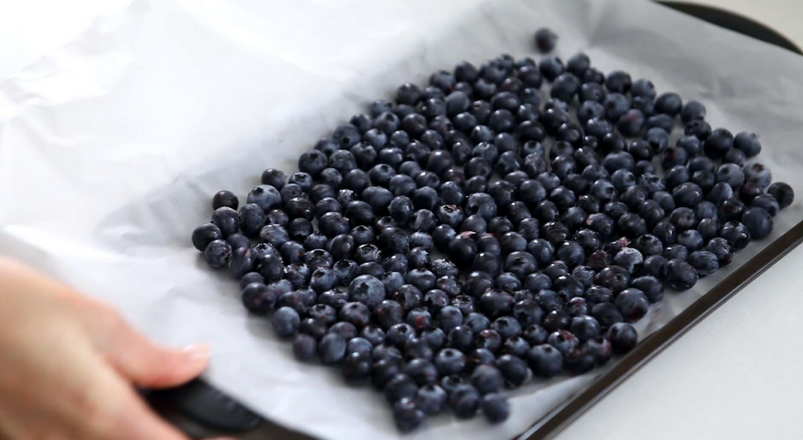 OntarioBerries's tweet photo. If you plan to freeze blueberries, do not wash them. Stem. Pack without sugar or syrup. Place on a tray and freeze until firm. Then pack in a freezer bag, labelled with the date. Good advice from @FoodlandOnt #blueberries https://t.co/LeQUMbfAW9