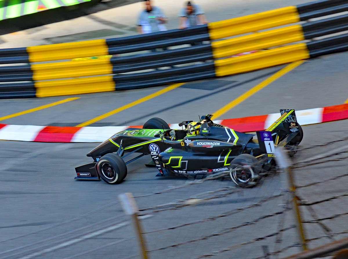 MisterPigz's tweet photo. @McLarenF1 Happy #WorldPhotographyDay!
Not a McLaren 😓, but here's @LandoNorris @ the #MacauGP2017! https://t.co/Lg3USa4Gui