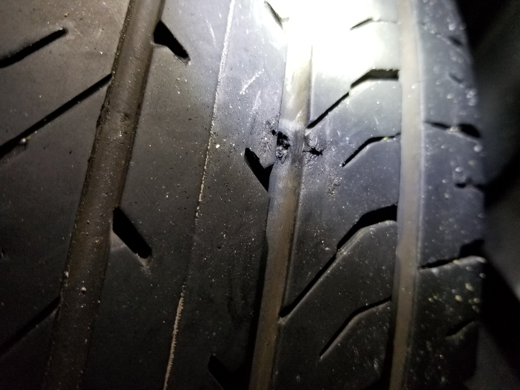 ドヘ山 なんのビス ボルト どーやったらこんなデッカい物がタイヤに刺さるんか教えて欲しいですわ ほんま道路にビス捨てるヤツ死刑にしたい 溝まだまだあるのにいっつもパンクでタイヤ交換 泣ける T Co 8th5h2q5ou Twitter