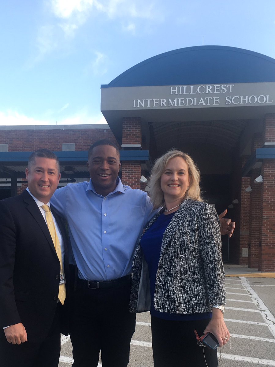 Hillcrest_ONeil's tweet photo. Special thanks to @CLovingoodWTAE and @WTAE for visiting Hillcrest Intermediate School this morning to kickoff the school year!  #Norwinfirstday https://t.co/tUxS9lZFGI