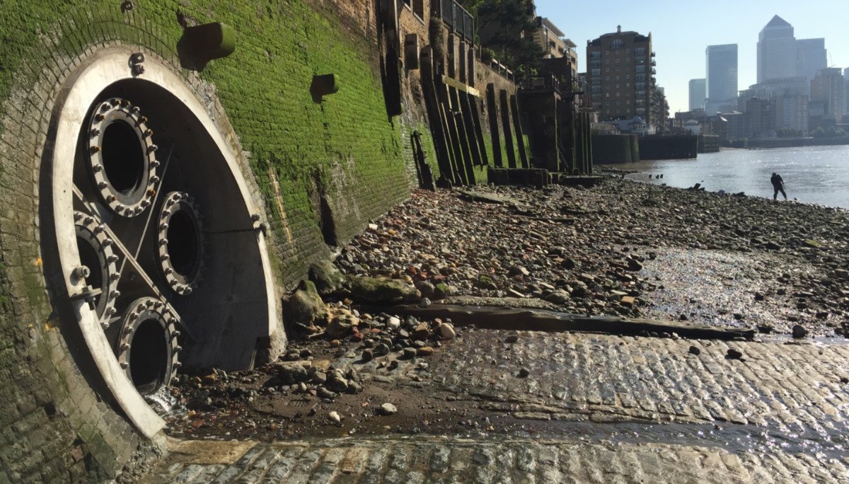 Measurit's tweet photo. @CanalRiverTrust Our #GuvNu valve on the #ThamesRiver providing a rather #steampunk solution for the #NarrowStreet  #VictorianSewer outfall #WorldPhotographyDay2019 https://t.co/4j6UlBFwGl