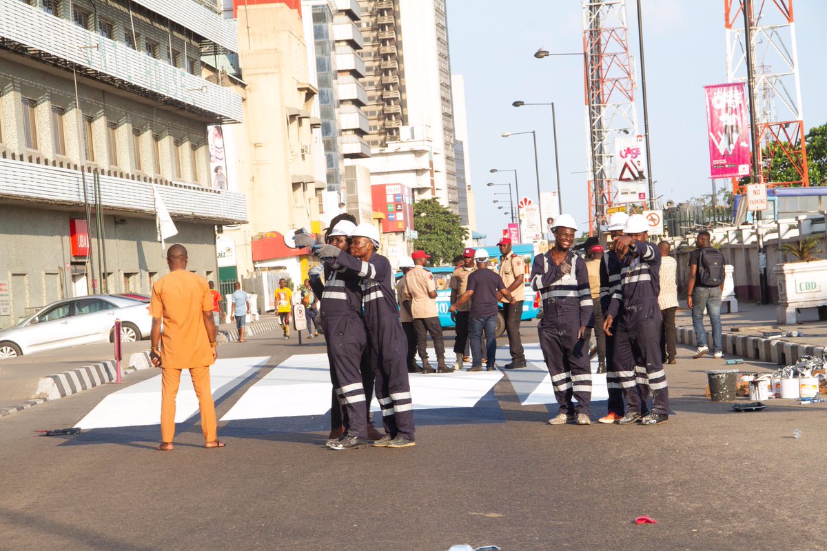 wemabank's tweet image. Every couple of hours, lives are lost on our roads due to reckless driving. 

Always stop 🛑 for pedestrians at zebra crossings.

We stand for responsible driving. 

We hope to change behaviours that directly impact our society. 

#MakeThatStopLetThemCross
#ThinkSafetyWithWema