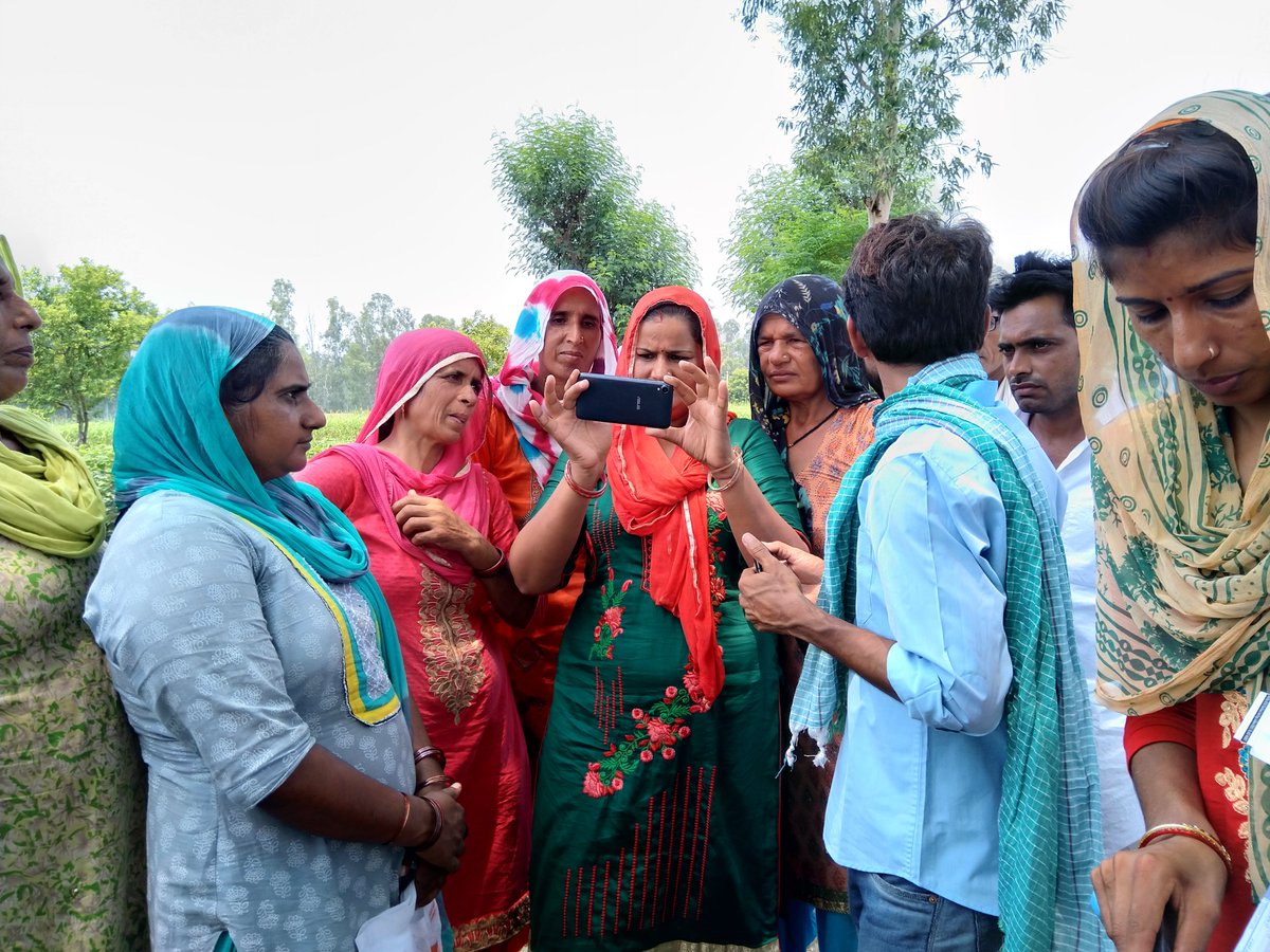 GaonConnection's tweet photo. #WorldPhotographyDay2019
गांव कनेक्शन #SwayamProject के तहत देशभर में कम्युनिटी जर्नलिस्ट को मोबाइल से फोटो खींचने और वीडियो बनाने की ट्रेनिंग देता है। अब तक सैकड़ों लोगों को प��रशिक्षित किया जा चुका है, जो अब अब वीडियो-फोटो के माध्यम से अपनी कम्युनिटी की आवाज उठा रहे हैं। https://t.co/onqE8ljnEB