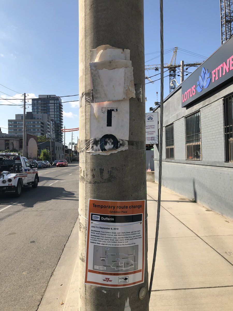 AronPapernick's tweet image. @TTCStuart @TTCwelps 
Temporary Stop Update: Sign still not replaced; duct tape job not holding up too well. #TTC #TTCProblems