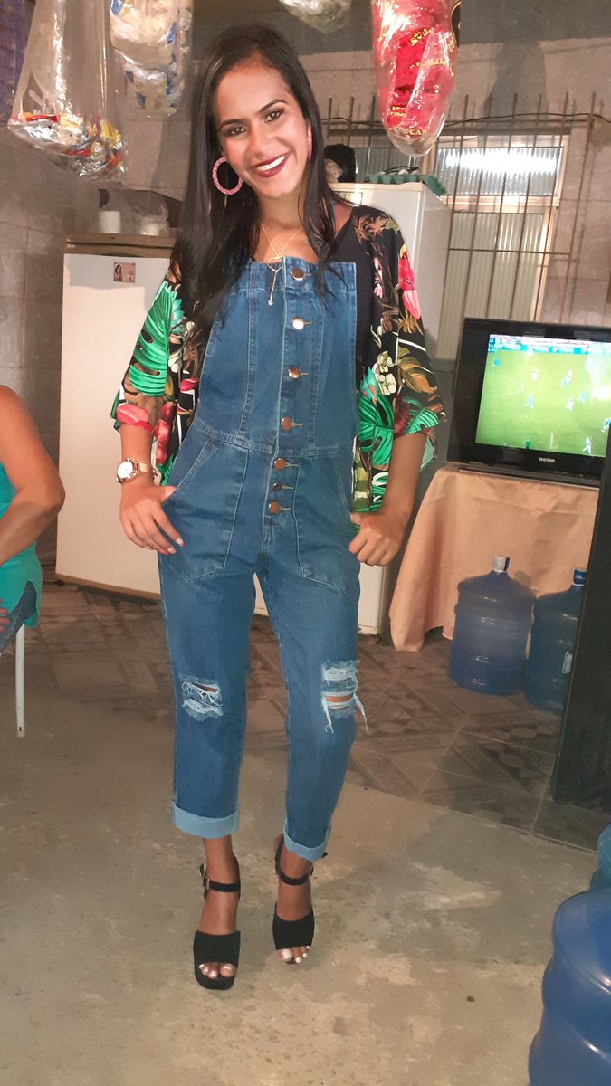 SandrinhaGome20's tweet photo. Ela e como fênix renasce das próprias cinzas 😍 https://t.co/qqrNDf1Si6