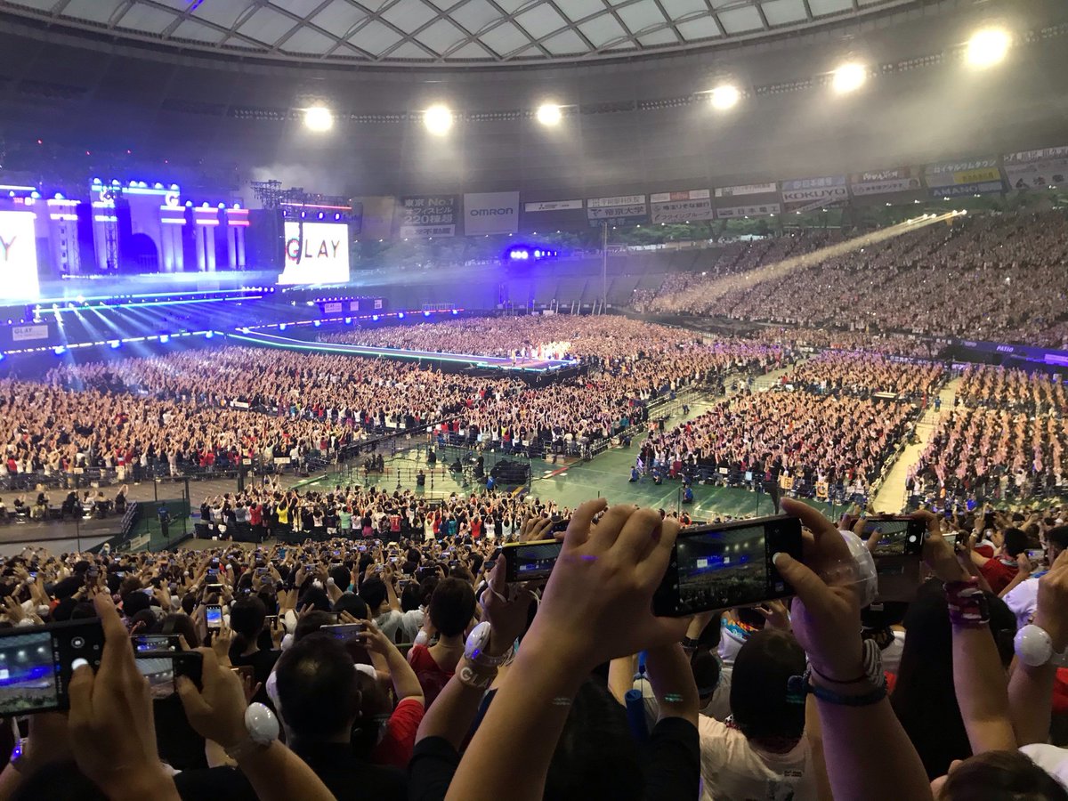 O Xrhsths Bless You Sto Twitter お盆休み 西武ドームにglayのコンサートに行ってきた と幼なじみの中学の同級生がlineで写真を送ってくれた 観客は3万人いるらしい すごいよねー Glay 西武ドーム