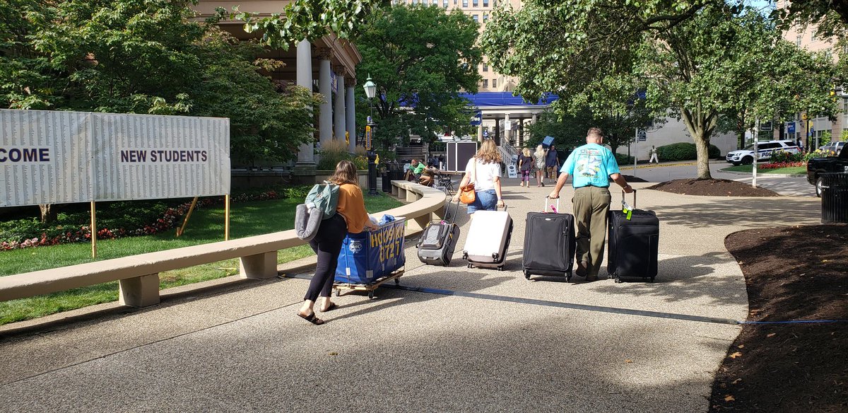 PittTweet's tweet image. Looks like things are running smoothly for our first day of #PittArrival! 👏 #H2P