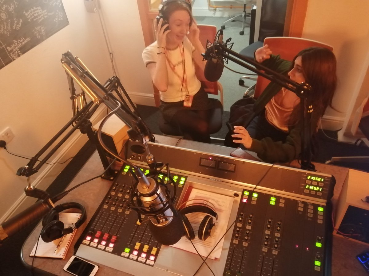 LauraCHorton's tweet image. Ellie from @AuntsBad preparing for her @FreshAirRadio interview @gildedballoon. Catch her on air now...