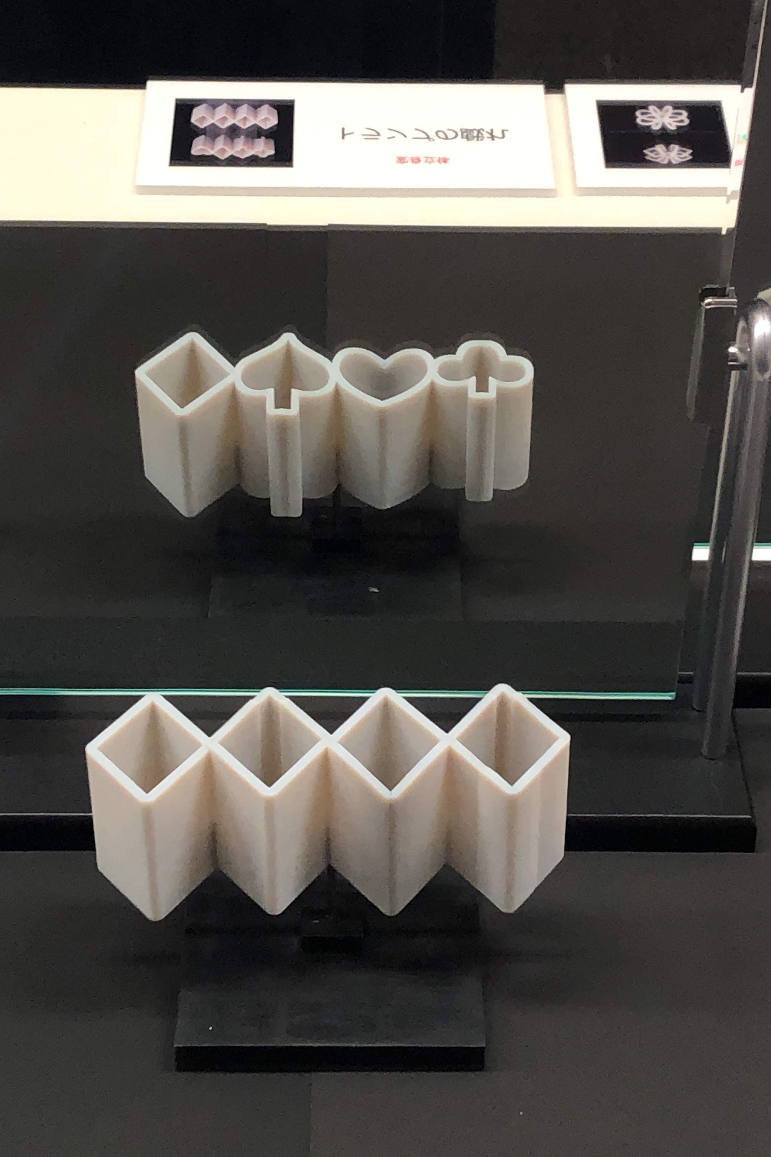 Twitter 上的 ぷらいまり 特に面白かったのが 鏡を使った立体錯視 鏡の中に見えるはずの図形と違う図形が見える いろんな角度から見ると なるほど こうなってたのか って分かるけど でもタネが分かった上でもすごいし感動する 立体錯視の最前線 T