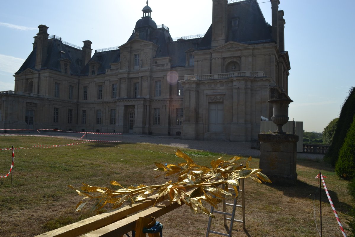 leCMN's tweet photo. Ça brille✨ Le magnifique portail d'honneur de #Maisons, restauré grâce à l'opération #MaPierre, a été reposé fin juillet ! https://t.co/UIltCBmPym https://t.co/Avv8WBwPlD