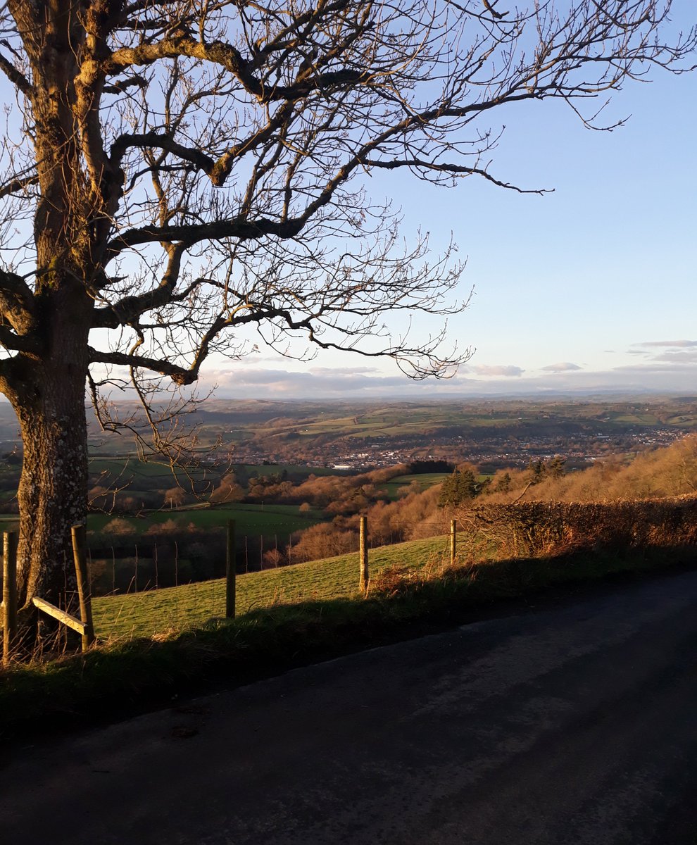 CitySprint_UK's tweet photo. We couldn't let #WorldPhotographyDay go by without a #CSAdventures photo. Dreaming about the summer nights, and this view πππ
β’
β’
β’
πΈ Grant, a CitySprint courier, out in the valley of Newtown, Wales. https://t.co/CHc0nmP7zf