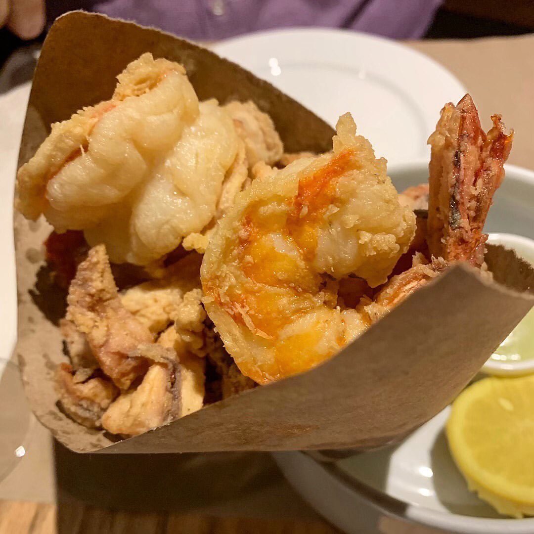Nothing better 😏 than bringing a piece of sea🌊 to the table 💪🏻❗️
The way we do it, is by one of the greatest evergreen ✅ from my mother land 🇮🇹, the cuoppo ❕
A variety of fried fish🎣 and shellfish🐚 that shine✨ just like gold 🥇❗️