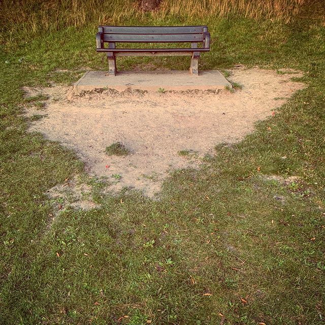 Bench With a View
:
:
#bench #grass #popesmeadow #luton #loveluton #parkbench #hightown ift.tt/2Zb9RJT