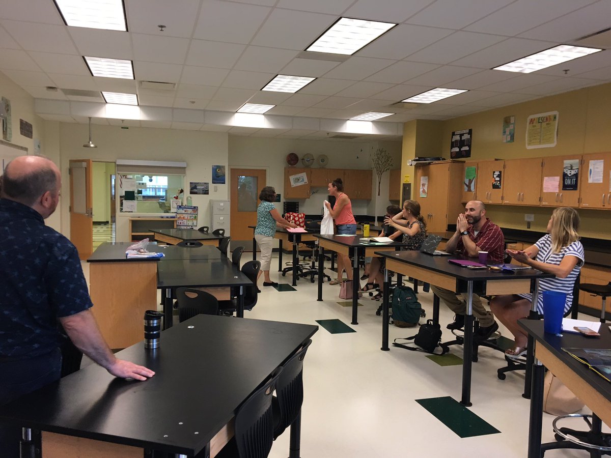 MsMaurerPower's tweet photo. Want to participate in teacher action research this year? Let us know and we will share our group info with you! Presenting at @APSFOM on Teacher Research! #ROTATR @SallyDonnelly1 @HeyJReDiscovery @Teachergray https://t.co/i6PKvRFzql