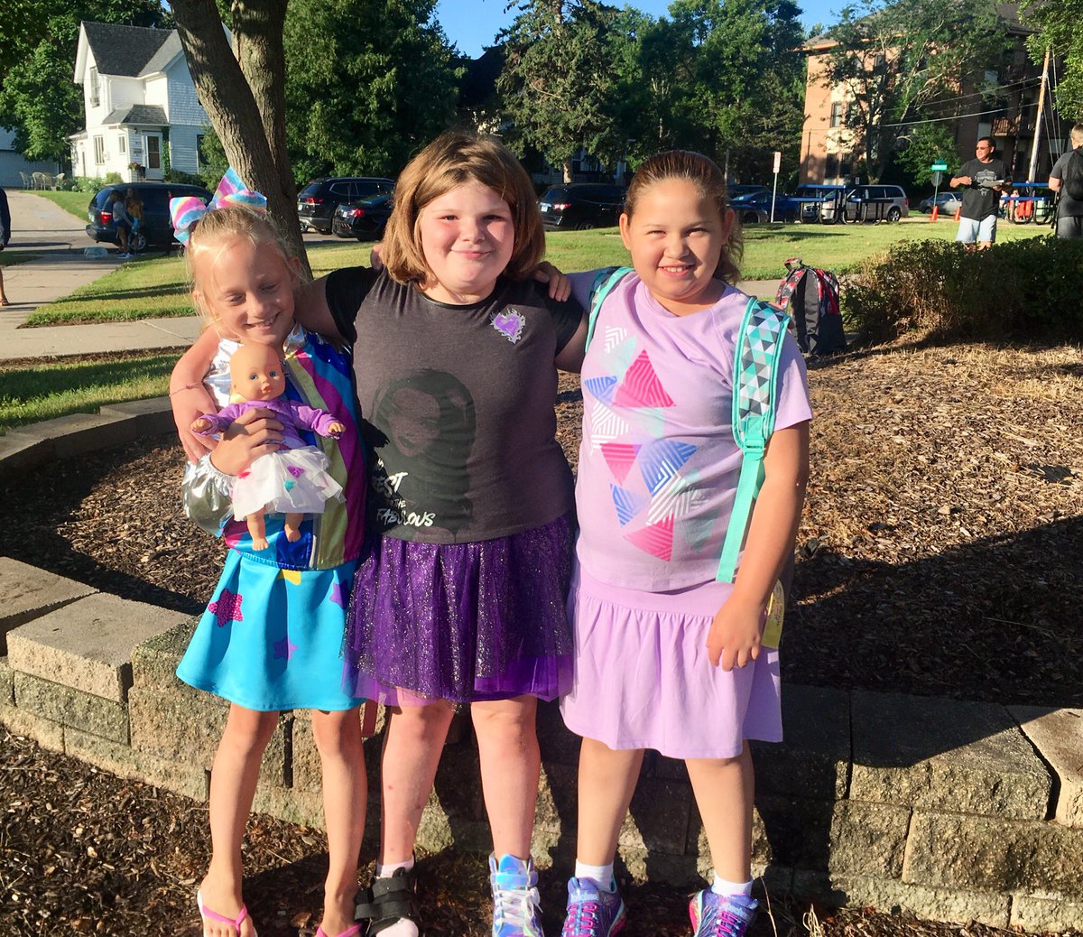 nicksofio's tweet image. Sun is brightly shining down on us as we begin the new school year! #1stdayofschool #ALASconnectED #LKCanDoKids