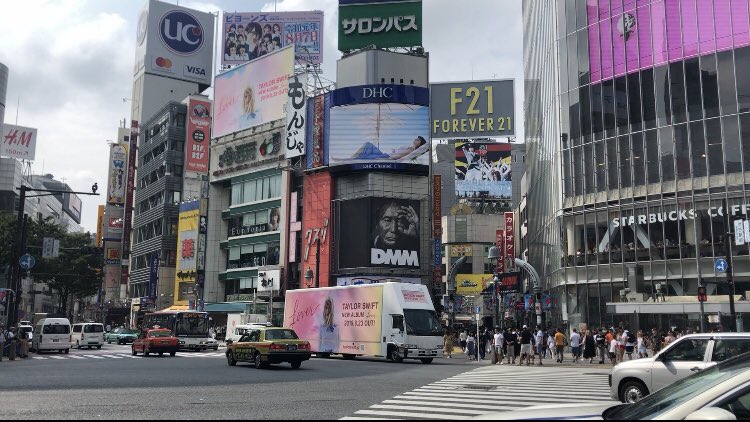 1001LolaKelly's tweet photo. Best day to met this “Lover”billboard and a “Lover” truck with my best friend!💕💕💕#taylorswiftlover #TaylorSwift #LoverIn4Days #LoverOutOnAugust23 @taylorswift13 @taylornation13 @TaylorLoverTour @TSwiftinAsia https://t.co/pp1LQo4crv