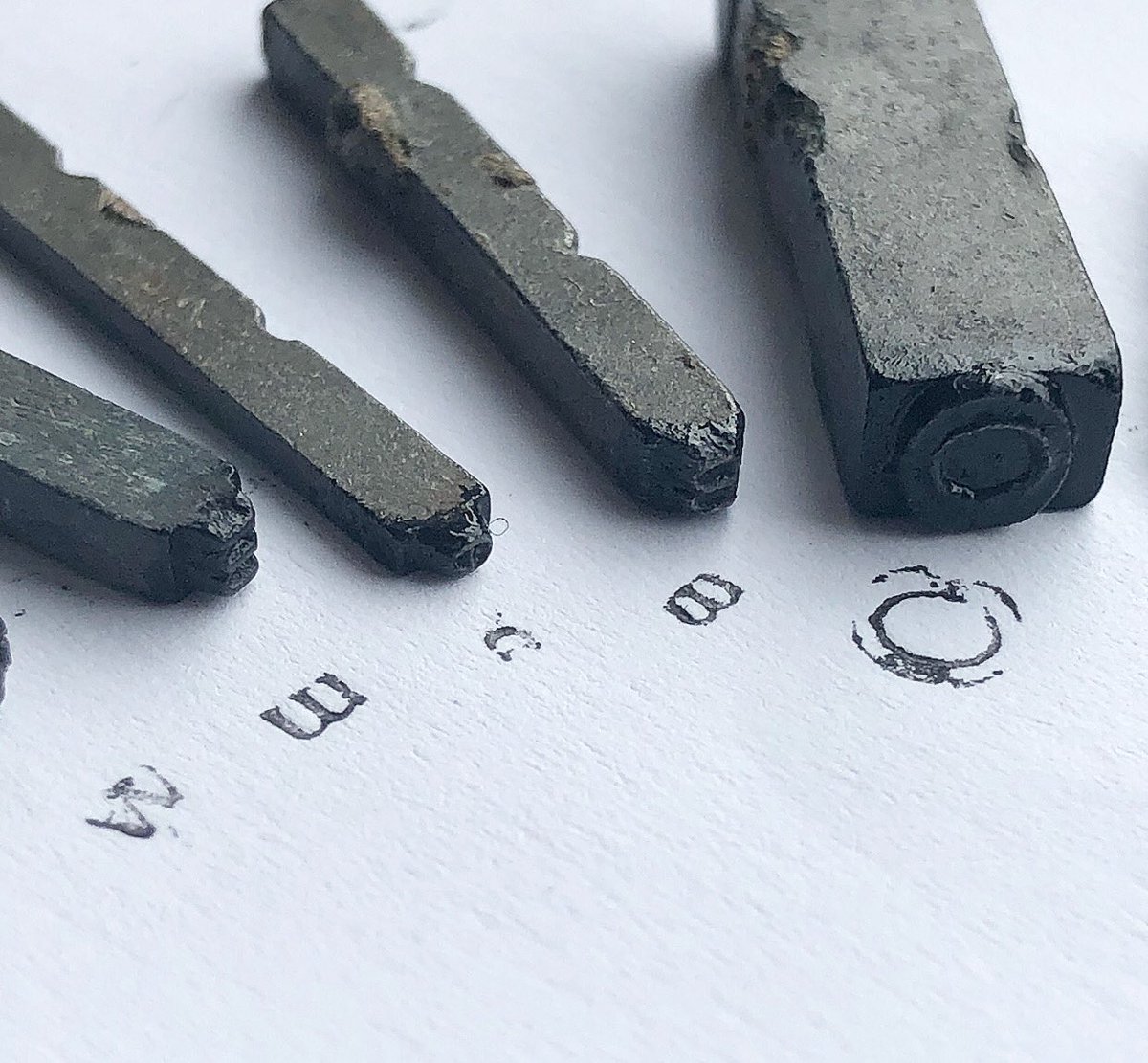 mudlarkanna's tweet photo. Recent tiny #foreshore #letterpress from the #thames. Legend goes that #fleetstreet #printworkers couldnโt stand the faff of filing these away, stuffed them in their pockets and then chucked them in the #river. #mudlark #mudlarking https://t.co/osT58KHylw