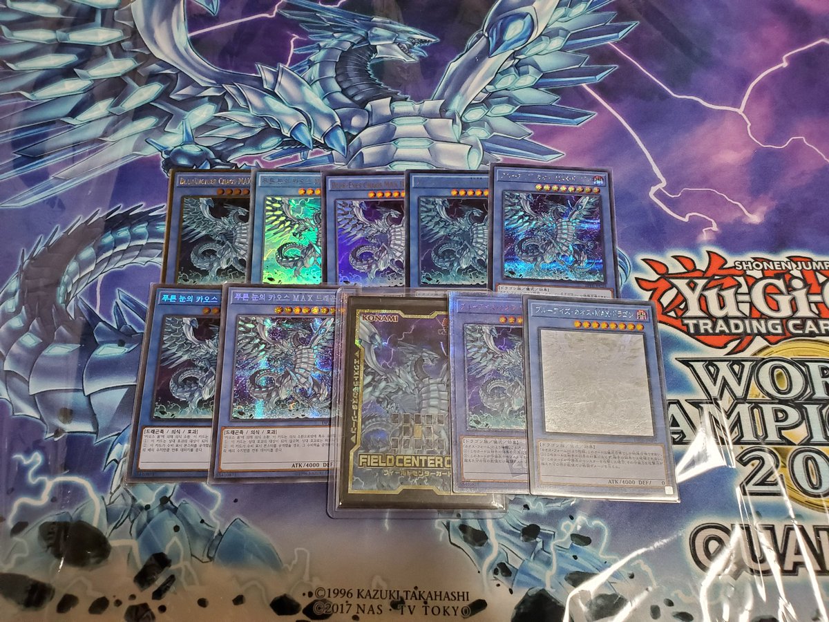 CAHOS_MAX0401's tweet photo. 念願のカオスMAXのプレイマットゲット出来た！！
カッコよすぎる:(；ﾞﾟ'ωﾟ'):

欲しいプレイマットは全て揃った！
あとはKONAMI様がカオスMAXのスリーブ出してくれたらパーフェクトなんだけどな～|´-`)ﾁﾗｯ https://t.co/jSPdJleO4H