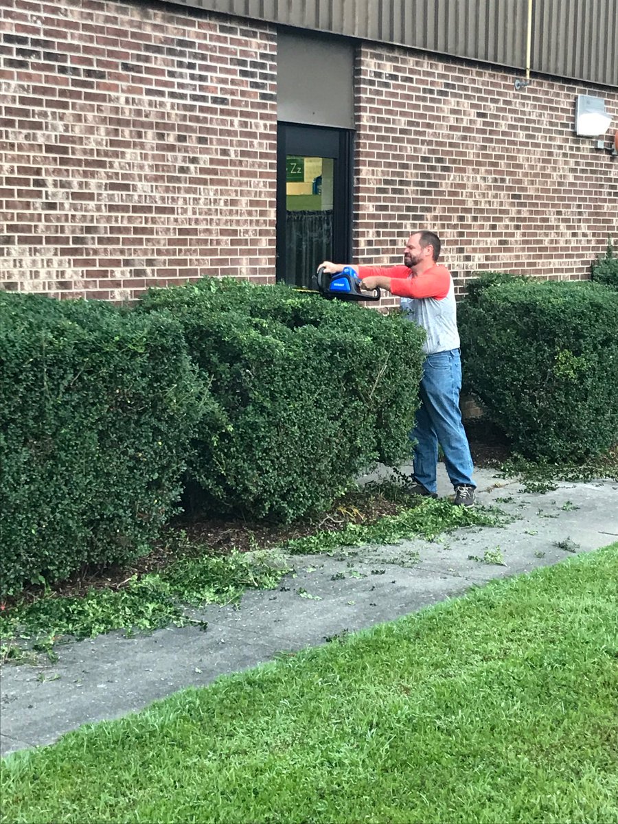 MomanNmoman's tweet photo. We are all working hard to prepare for meet the teacher tonight at RES starting at 4:30 PM @RES_Tigers @BobDinsdale https://t.co/9QcJvtwrFu