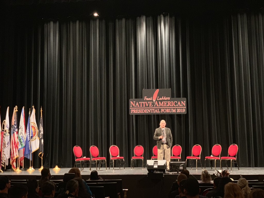 antoniajen14's tweet image. .@4directionsvote’s OJ Semans “this is our house today,” as candidates prepare to take the stage to focus on Native issues. Semans says this is going to be #IndianCountry 101 #NativeForum #NativeVote20
