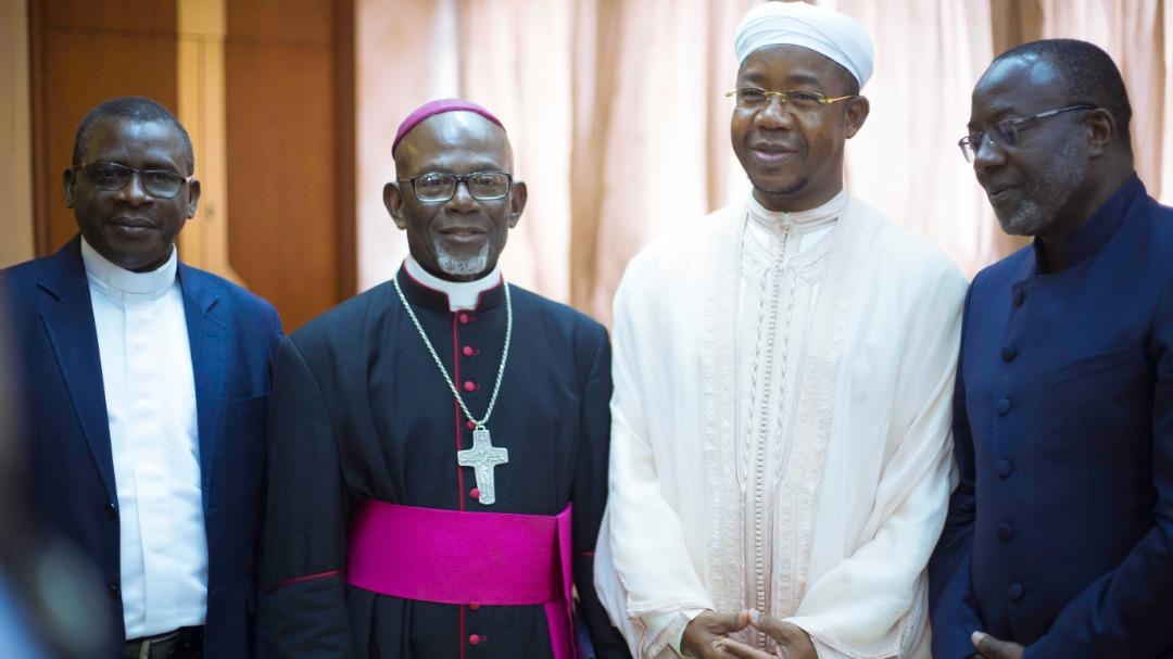 Le Premier ministre, <a href="/Pm_JulienNkoghe/">Julien Nkoghe Bekale</a> a reçu en audience, les responsables des confessions religieuses.Cette rencontre a été l'occasion pour eux d'adresser un message à la nation gabonaise à travers un document officiel qui sera remis par le Premier ministre  au <a href="/PresidentABO/">Ali Bongo Ondimba</a>