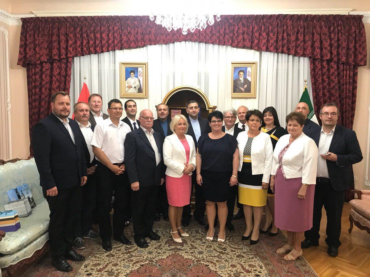 rahimimmahdi's tweet photo. روزگاری سفارت های ایران حکم خاک کشورمان را داشت و قوانینی بر آن حکفرما بود. حالا وضع اینگونه شده. تاسف بارتر اینکه علاوه بر جناب سفیر، فلان مدیرکل سازمان فرهنگ و ارتباطات اسلامی! هم شاهد این بی حرمتی و قانون شکنی هستند
 
مکان:سفارت ایران در مجارستان https://t.co/MLb0q6a14h