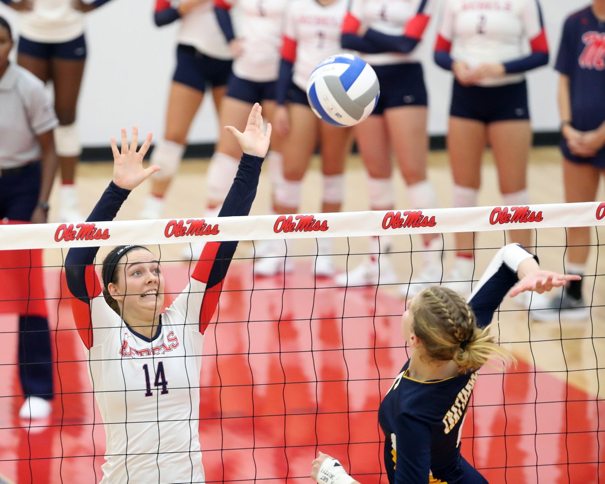 OleMissVB's tweet photo. It's awesome denying an attacker at the net, but how about doing it 11 times in one match?!

Alums Lexi Thompson/Regina Thomas (twice) and current Reb Nayo Warnell  all accomplished that feat, the most for a single-match in school history. 

1️⃣1️⃣ days, y'all.

#HottyToddy https://t.co/jIKqiFOWkO