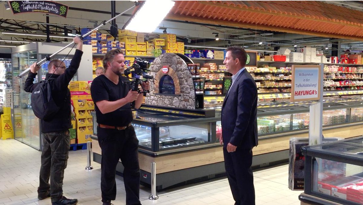 PickMeUp_HH's tweet photo. Filmdreh bei #Edeka #Hayunga. Die neue #Tiefkühlabteilung berücksichtigt #ShopperInsights, ist super designed und bringt damit echten #Uplift! Wir nennen das #PerfectStore 4.0, Edeka Vorstandsmitglied Jan Hayunga nennt das nachhaltigen Erfolg und #iglo ist das einen Film wert. https://t.co/DMK8q5mOdk