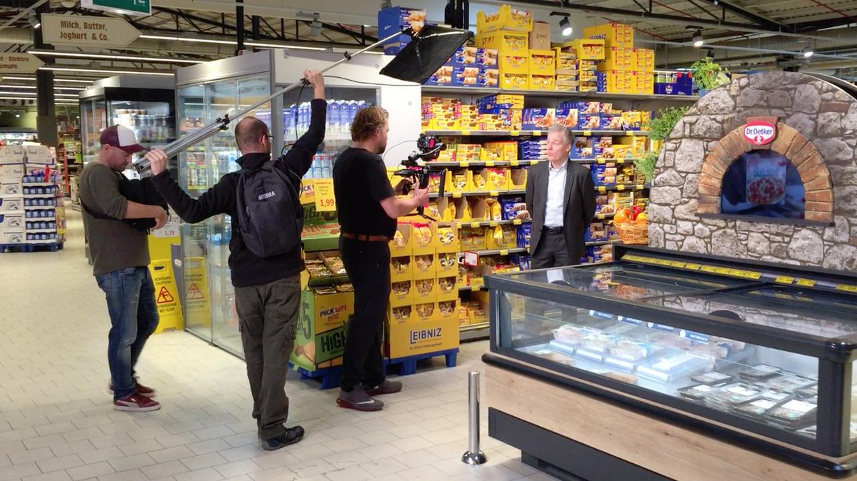 PickMeUp_HH's tweet photo. Filmdreh bei #Edeka #Hayunga. Die neue #Tiefkühlabteilung berücksichtigt #ShopperInsights, ist super designed und bringt damit echten #Uplift! Wir nennen das #PerfectStore 4.0, Edeka Vorstandsmitglied Jan Hayunga nennt das nachhaltigen Erfolg und #iglo ist das einen Film wert. https://t.co/DMK8q5mOdk