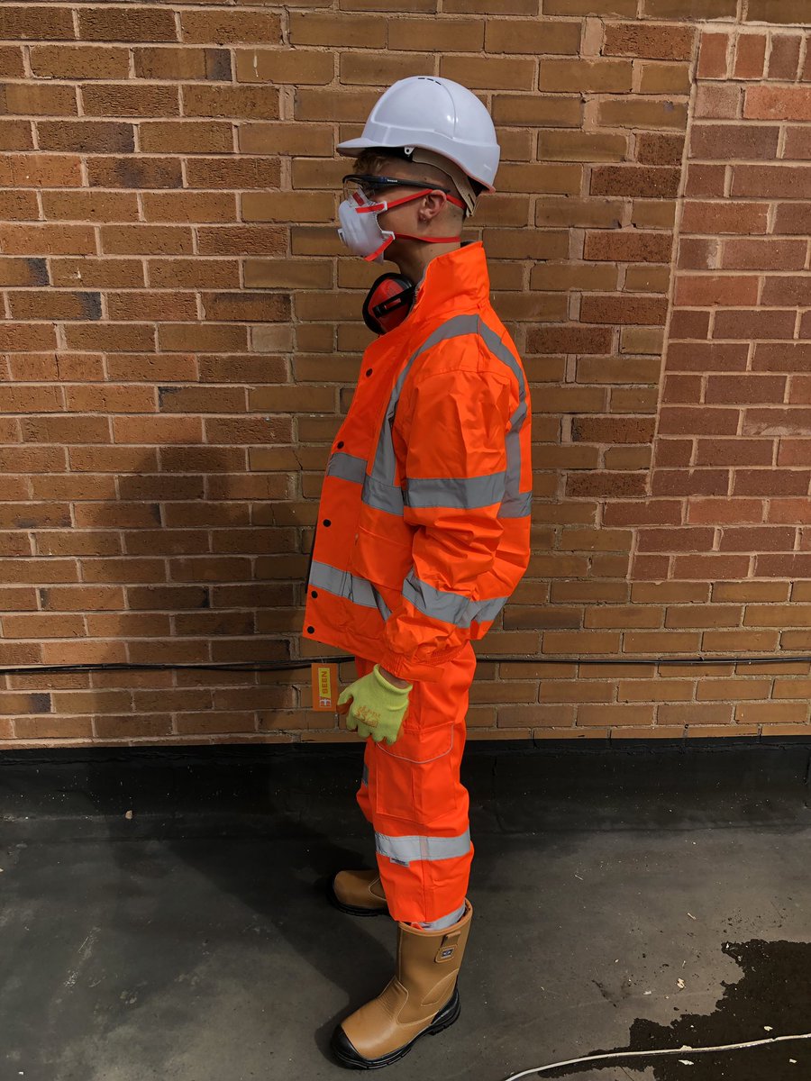 Keep yourselves seen and more importantly safe!⚠️👷‍♂️👷‍♀️
Our PPE range offers you comfort, visibility and protection at a competitive price.
Here we have a few examples of what we have available to purchase.