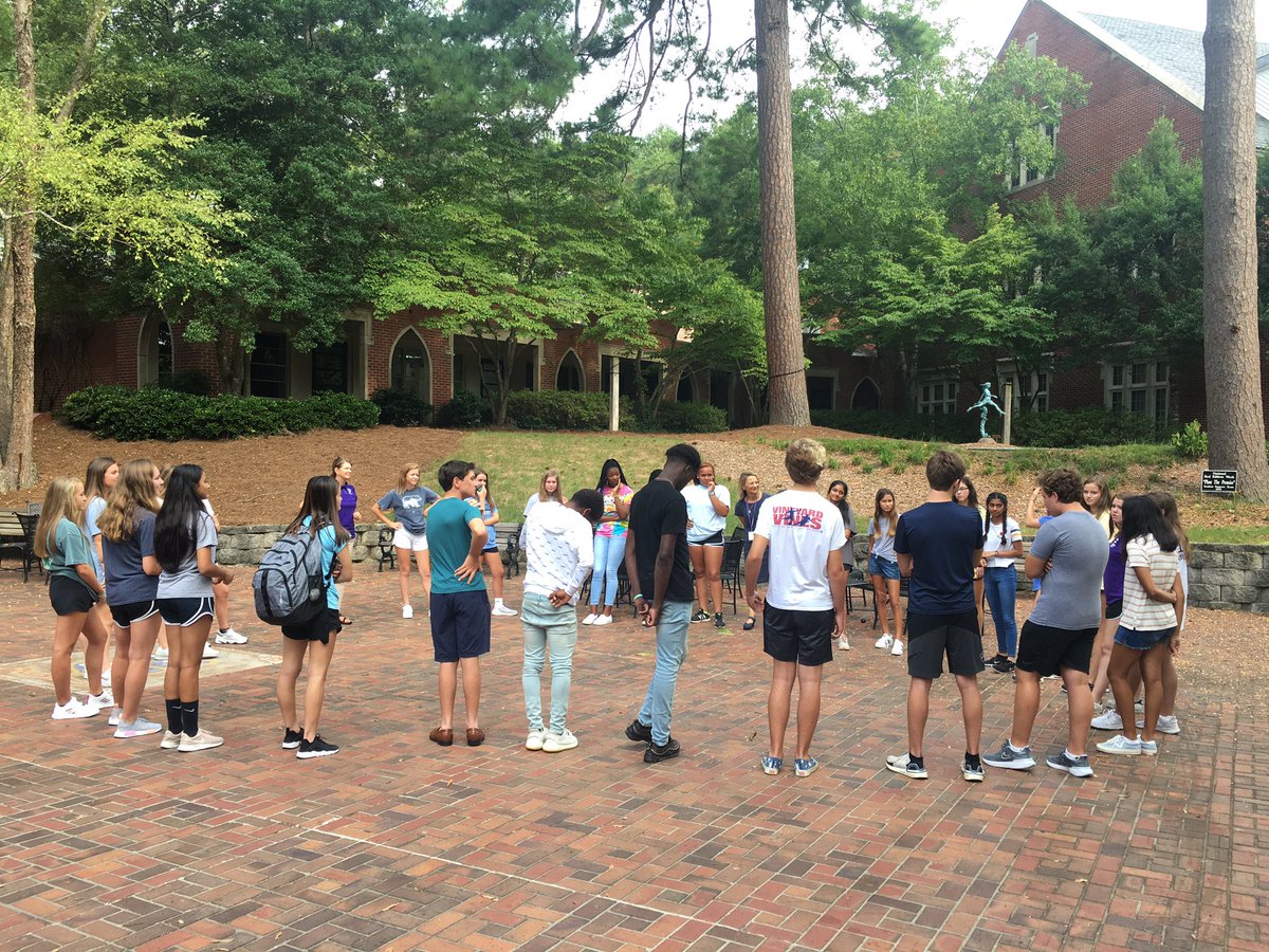 peermatthew's tweet photo. It is a great #FirstdayatDar for our upper school students @DarlingtonTiger https://t.co/LC4byJxqUU