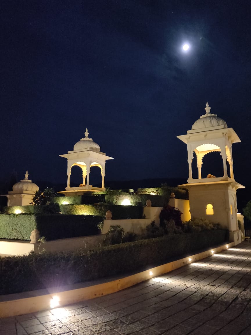 TheVinodNair's tweet photo. @clubmahindra Udaipur was mesmerizing &amp; @clubmahindra made it all the more Beautiful 😍😍 w/ @NairDeepav

#ClubMFrameToFame #ClubMahindra #WorldPhotographyDay #Udaipur #Rajasthan #RajasthanTourism @my_rajasthan https://t.co/d3DV4kwl9z