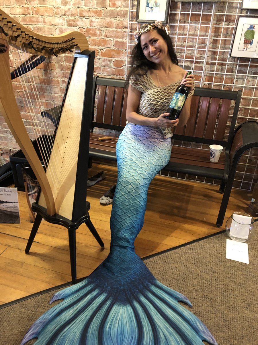 HilmaJosal's tweet photo. Thanks to @halcyonthemermaid for performing at my Artist’s Reception! Your music was so great. Took us to our happy place. https://t.co/kH8nYvDG8G