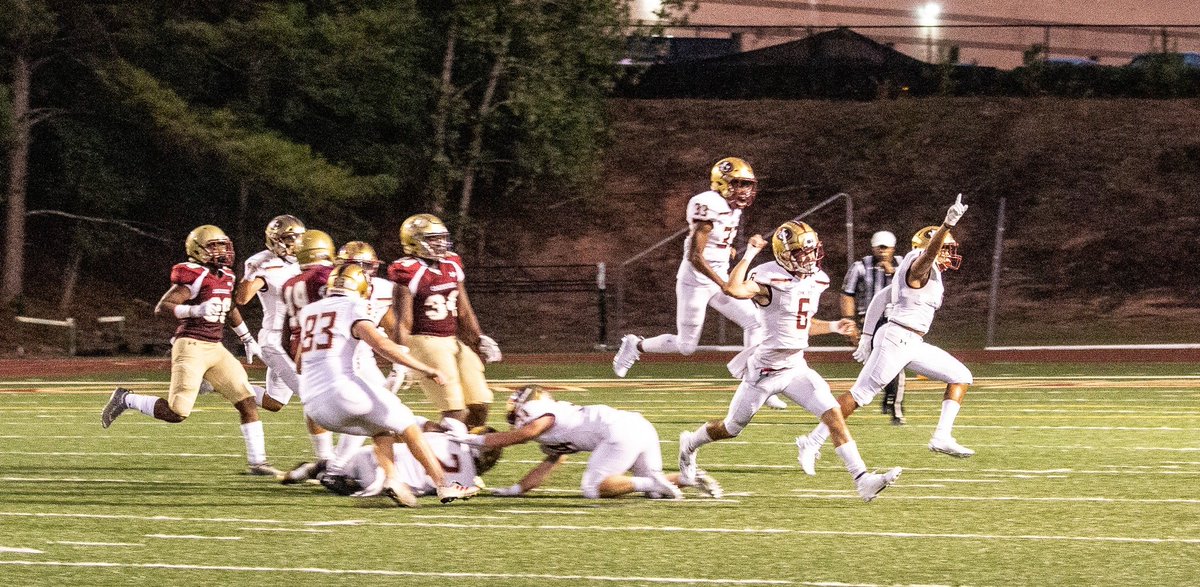JohnsCreekHSFB's tweet image. That Gladiator Defense celebrating 5 turnovers like...
#JustConquer #TheBallisTheProgram @joeparkerga @RecruitGeorgia @AJCsports