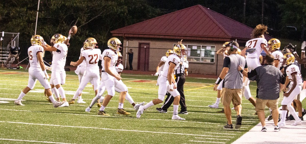 JohnsCreekHSFB's tweet image. That Gladiator Defense celebrating 5 turnovers like...
#JustConquer #TheBallisTheProgram @joeparkerga @RecruitGeorgia @AJCsports